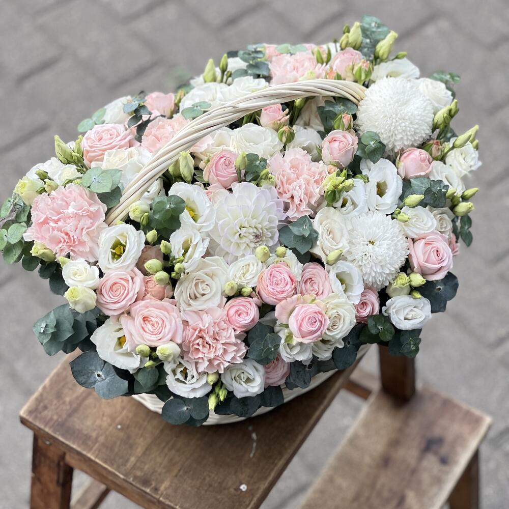 Корзина М размера с цветами бело-розовая